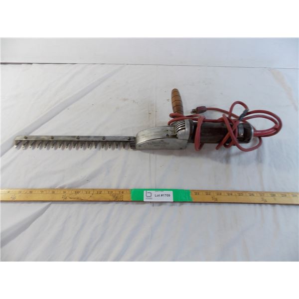 Sunbeam hedge trimmer - working