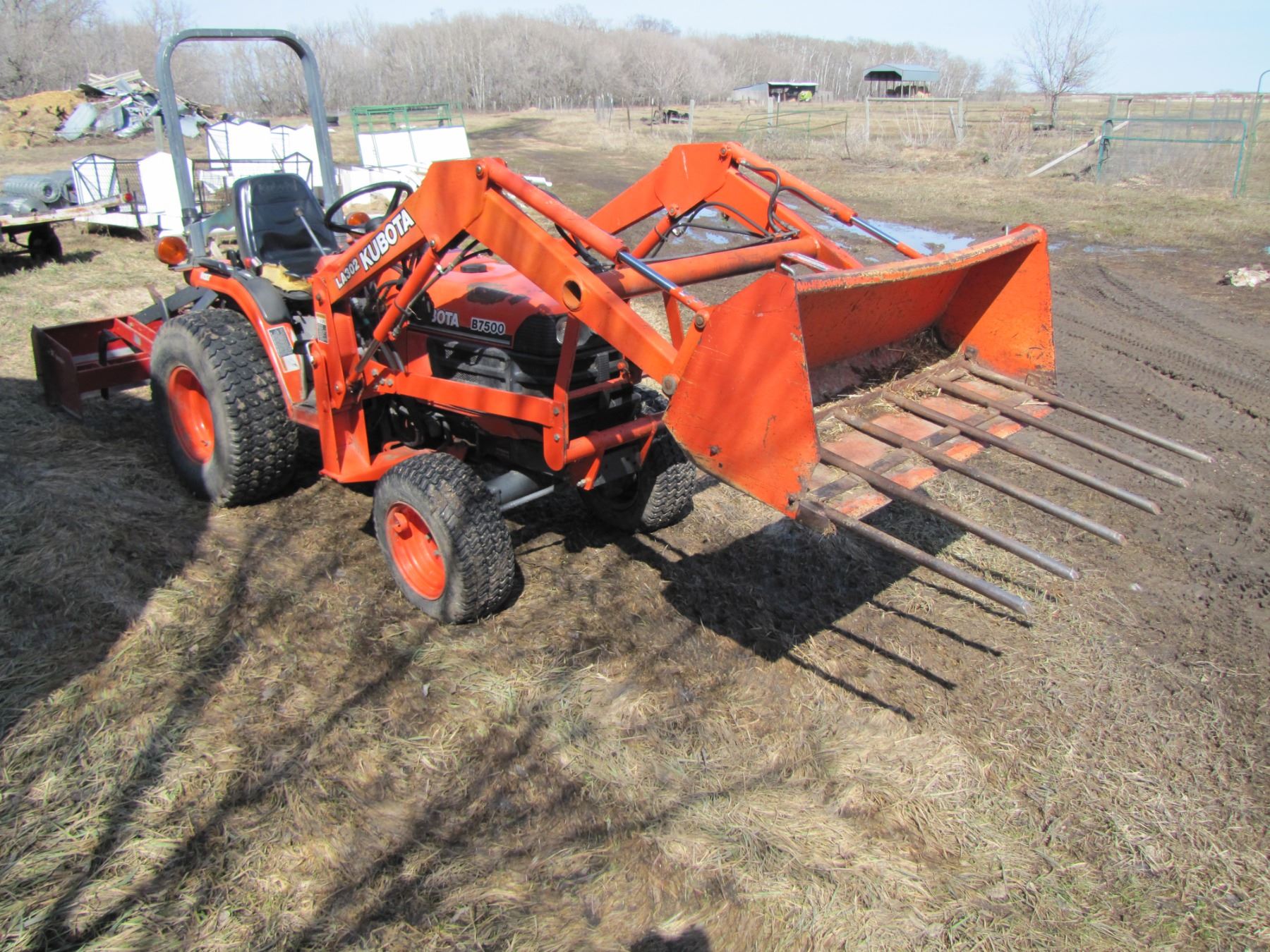 2003 Kubota B7500 four wheel drive hydrostatic tractor ; comes with ...