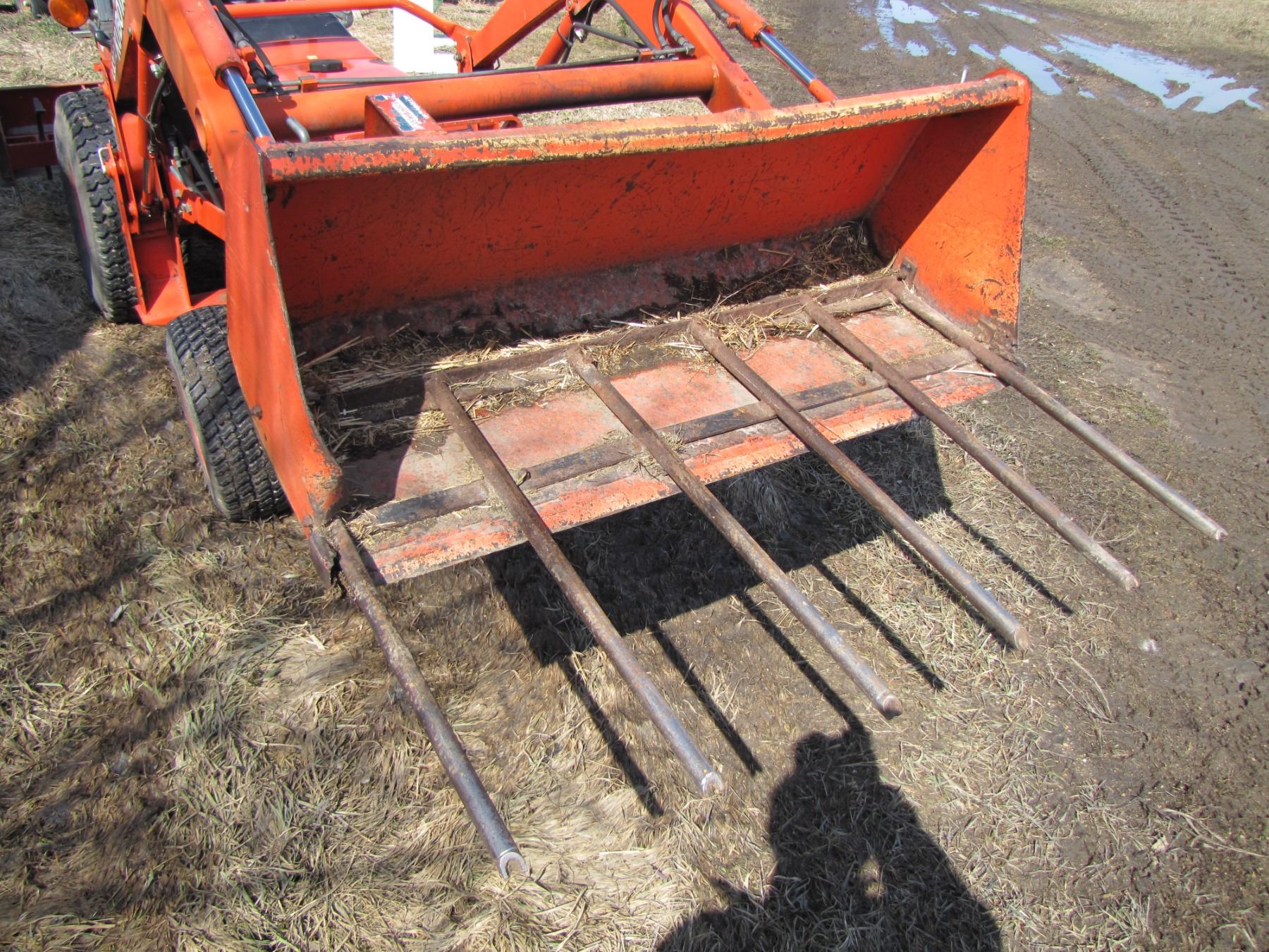 2003 Kubota B7500 four wheel drive hydrostatic tractor ; comes with ...