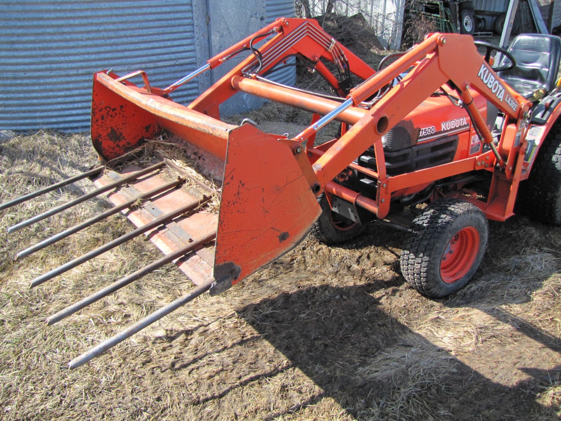 2003 Kubota B7500 four wheel drive hydrostatic tractor ; comes with
