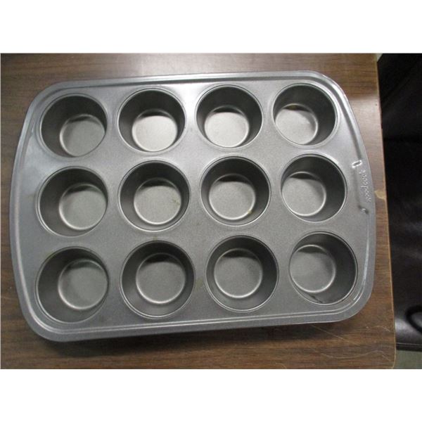 MUFFIN TINS