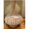 Image 2 : Wicker Table Lamp with Shade & Wicker Decorative Vase