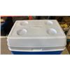 Image 2 : RUBBERMAID COOLER WITH CUP HOLDERS