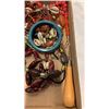 Image 8 : 2 TRAYS OF NECKLACES AND COLLECTIBLES