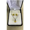 Image 3 : LOT OF 2 NECKLACE AND EARRING SETS