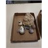 Image 2 : 2 TRAYS OF SHELLS AND SEMI PRECIOUS STONES