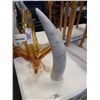 Image 2 : MARBLE HORN AND ART GLASS DISH