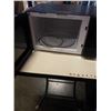 Image 3 : PANASONIC 1100 WATT MICROWAVE