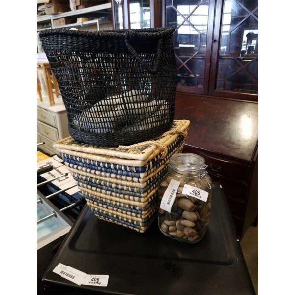 2 WOVEN BASKETS AND GLASS JAR WITH STONES