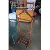 Image 2 : GREEN CHAIR AND BUTLERS RACK