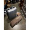 Image 1 : 6 LUGGAGE BAGS WITH PLAYPEN AND STAR WARS TOY