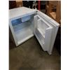 Image 2 : MASTER CHEF MINI BAR FRIDGE WORKING