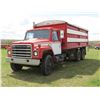 Image 1 : 1980 I H 1900 Tandem truck c/w 18' Steel Grain Box and Nordic Hoist, Roll Tarp,11Rx22.5's, Some Rust