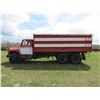 Image 2 : 1980 I H 1900 Tandem truck c/w 18' Steel Grain Box and Nordic Hoist, Roll Tarp,11Rx22.5's, Some Rust
