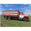 Image 8 : 1980 I H 1900 Tandem truck c/w 18' Steel Grain Box and Nordic Hoist, Roll Tarp,11Rx22.5's, Some Rust