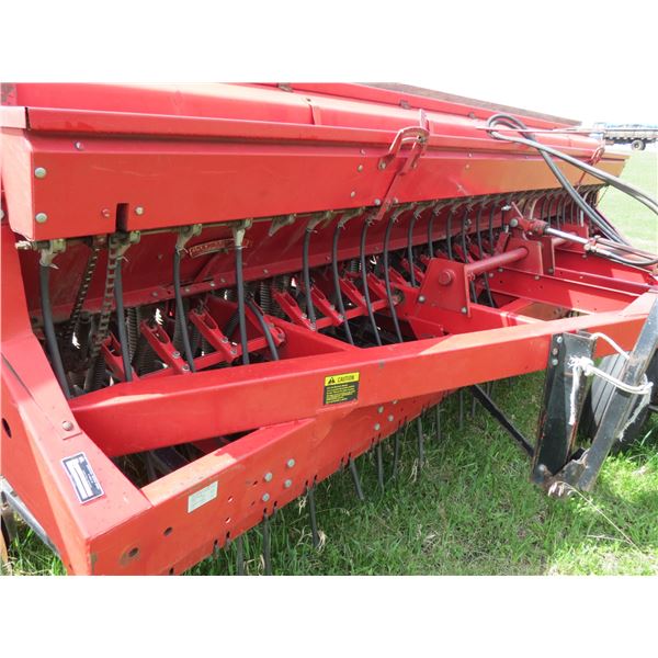 IH 6200 Press Drill c/w G/A, Rubber Packers and Back on Transport