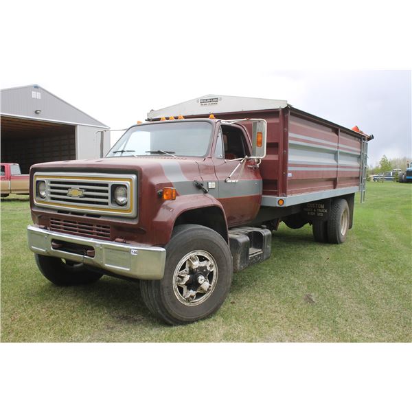 1986 Chev 7000 c/w 18' Steel Box and Twin Cyl. Hoist, V8- 5& 2 SPD, #1GBL7D1B7GV101781, Roll Tarp