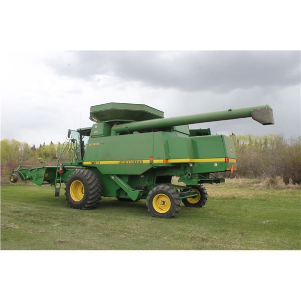 JD CTS II Maximizer Combine #X680671, 850 thr. hrs and 1216 Eng. hrs, 914 header c/w 6 belt pick up
