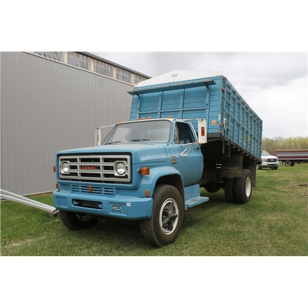 1977 GMC 6500 c/w 14’ Wood Box and Hoist, Roll Tarp. V8 - 5&2 spd, 98,142 Km, #TCE667V594956