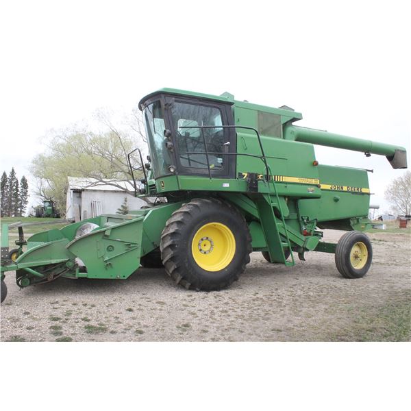 JD 7720 Combine ,3900 hrs, #X615302, Hydro, reverser, chopper,212 header c/w 6 belt pick up, Shedded