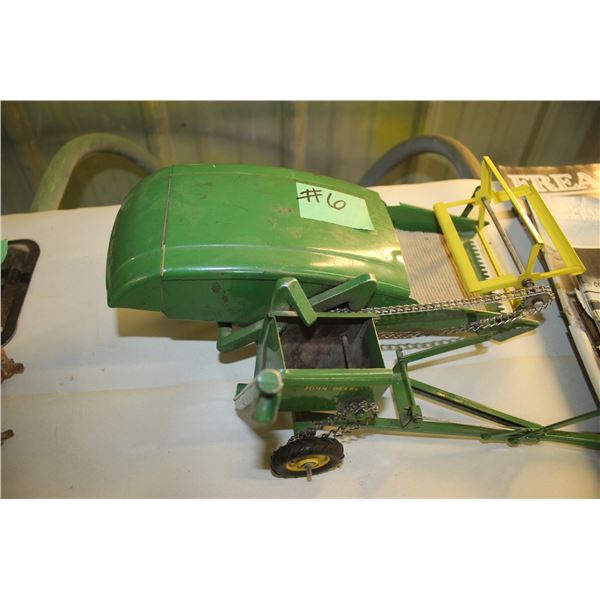 JOHN DEERE COMBINE