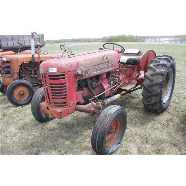 IH 300 TRACTOR (RUNNING)