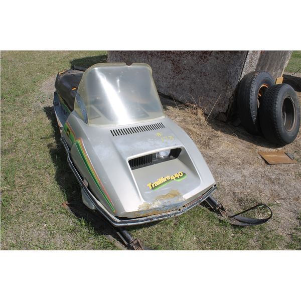JOHN DEERE TRAIL FIRE 440 SKIDOO (TURNS OVER)