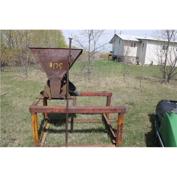 JOHN DEERE GRAIN GRINDER