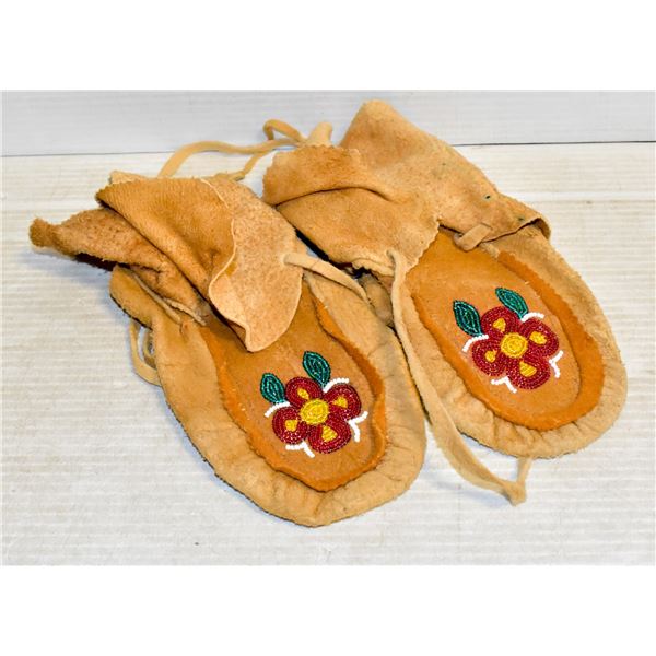 ANTIQUE BRAIN TANNED SIOUX WRAPAROUND BEADED MOCS