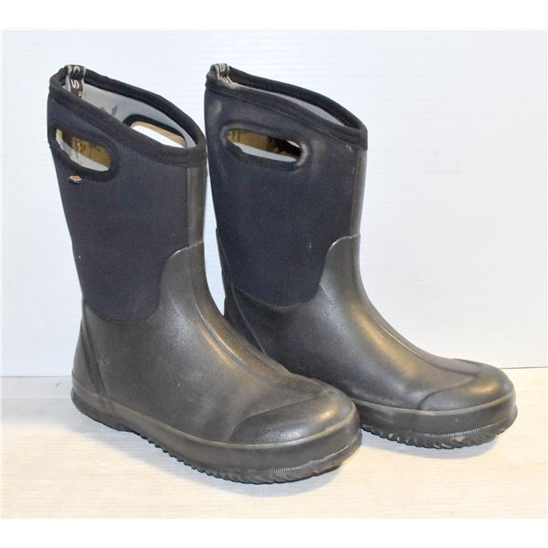 BOGS SIZE 7 ADULT BOOTS
