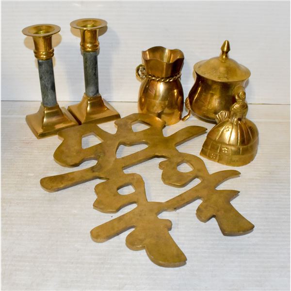FLAT OF DECORATIVE BRASS ITEMS