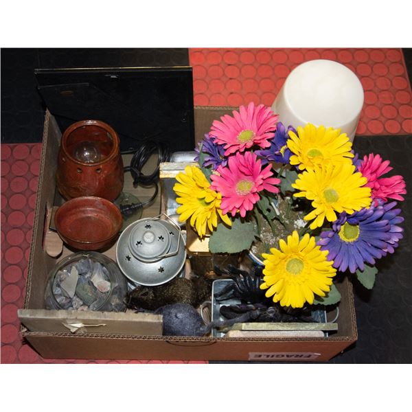 FLAT OF HOUSEHOLD DECOR