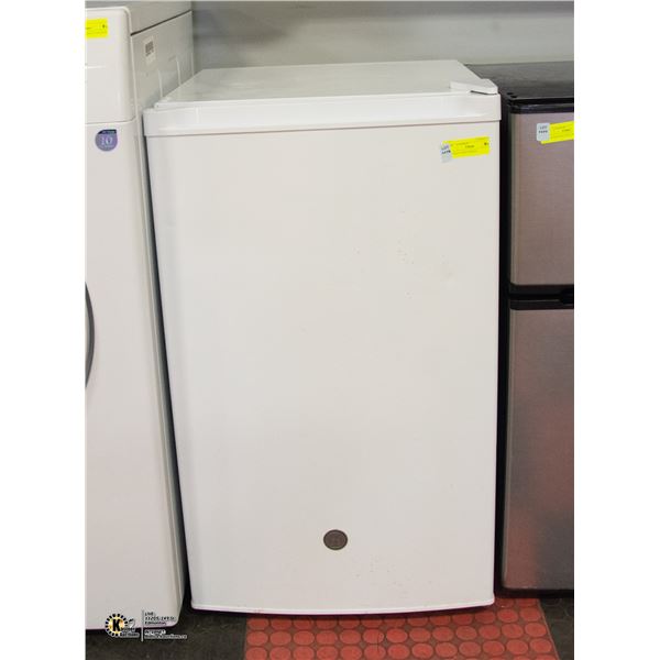 GE WHITE MINI FRIDGE