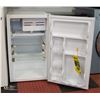Image 2 : GE WHITE MINI FRIDGE