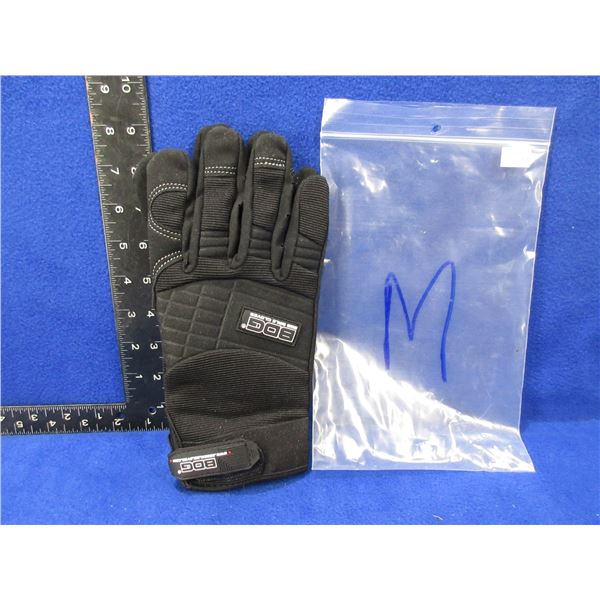 1 Pair of Gloves - BDG - Size Medium - Appear Unused