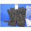 Image 2 : 1 Pair of Gloves - BDG - Size Medium - Appear Unused