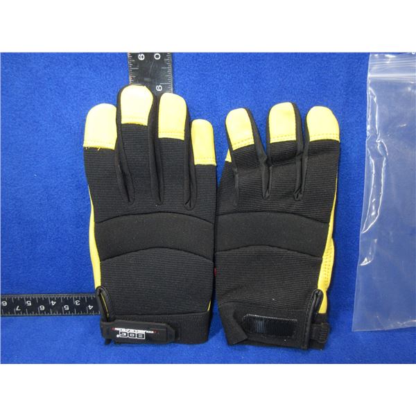 1 Pair of Gloves - BDG - Size Large - Appear Unused