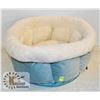 Image 1 : NEW BLUE AND WHITE PET BED