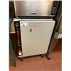 Image 2 : METRO TC90 FLAVOR HOOD COMMERCIAL MOBILE HALF HEIGHT HEATED FOOD TRANSPORT CABINET