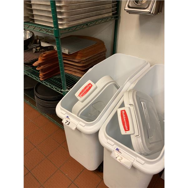 WHITE RUBBERMAID MOBILE COMMERCIAL DRY GOODS BIN WITH LID & SCOOP