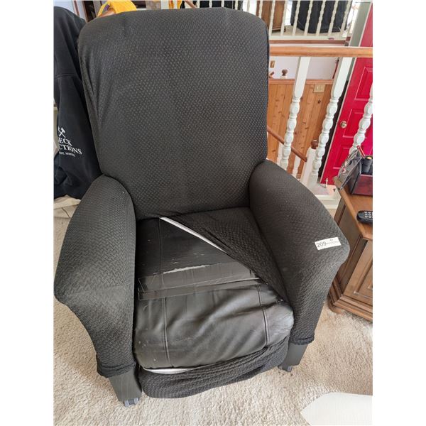 2 Lifting Chairs with Covers