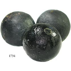 Lot of 3 small iron cannonballs, conserved.