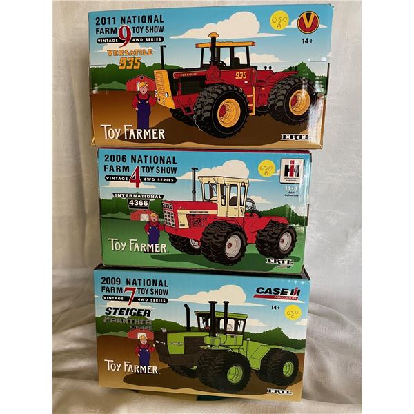 A+B+C  Versatile 935 2011 National Farm Toy Show Vintage 9 4WD Series 1/32 and International 4366 20