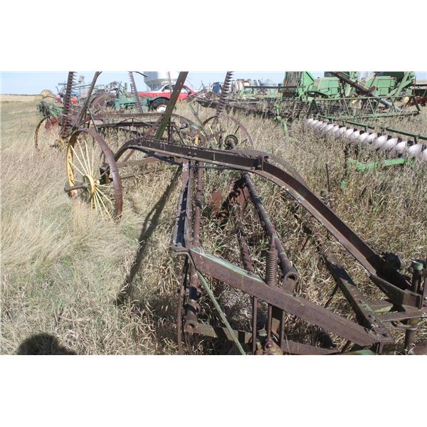 JD side delivery rake- looks complete