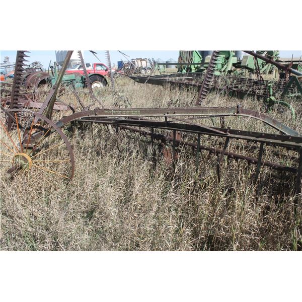 JD side delivery rake- looks complete