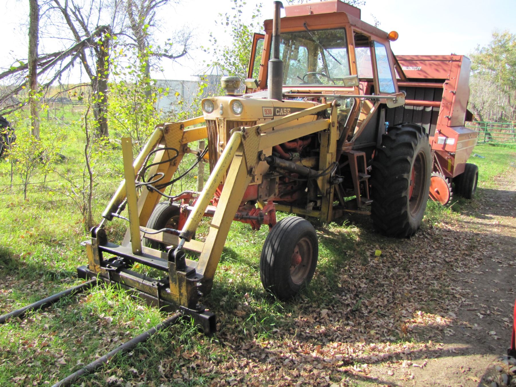 Case 930; three point hitch; selfleveling loader; Bale Forks; pallet