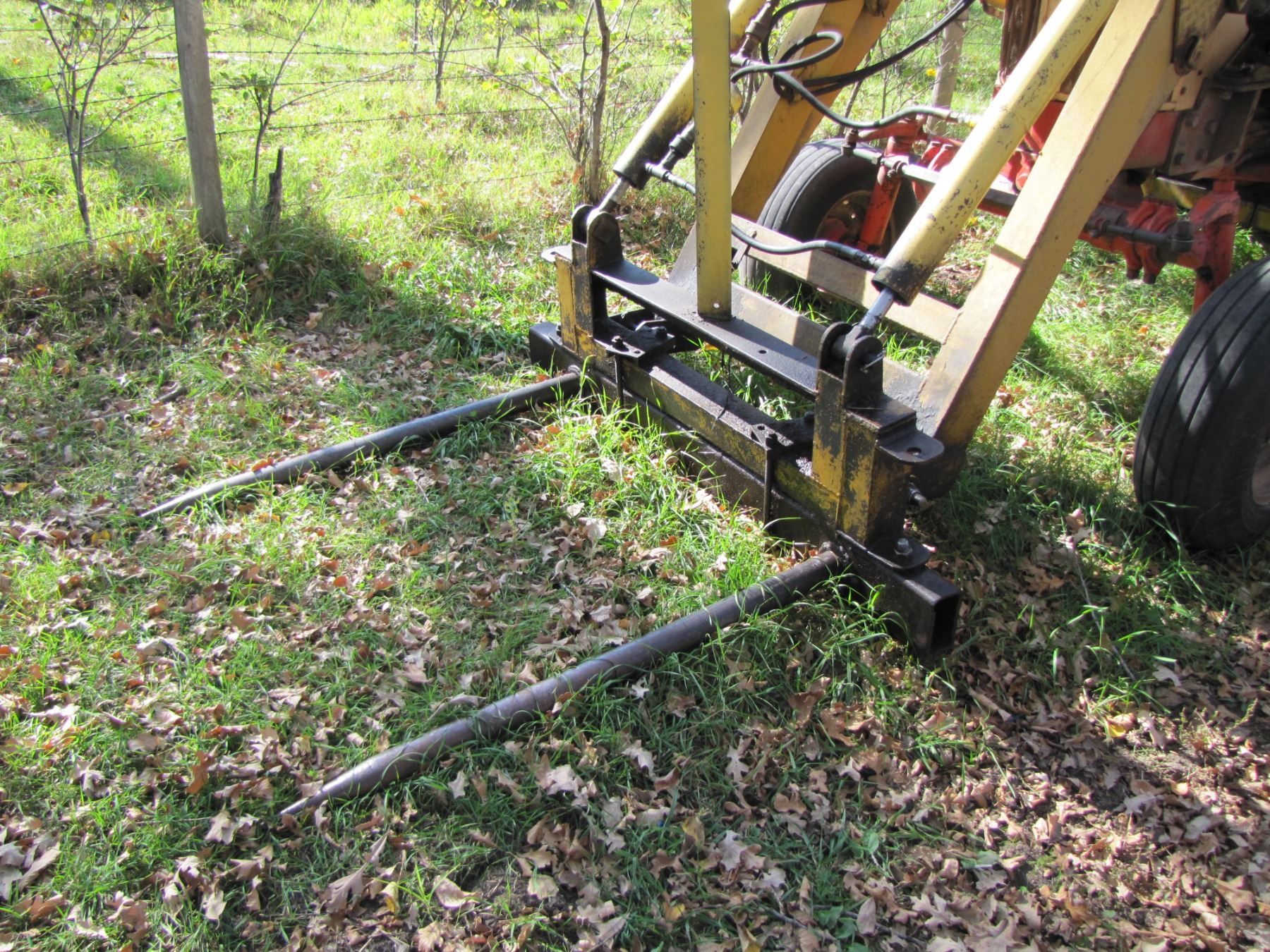 Case 930; three point hitch; selfleveling loader; Bale Forks; pallet