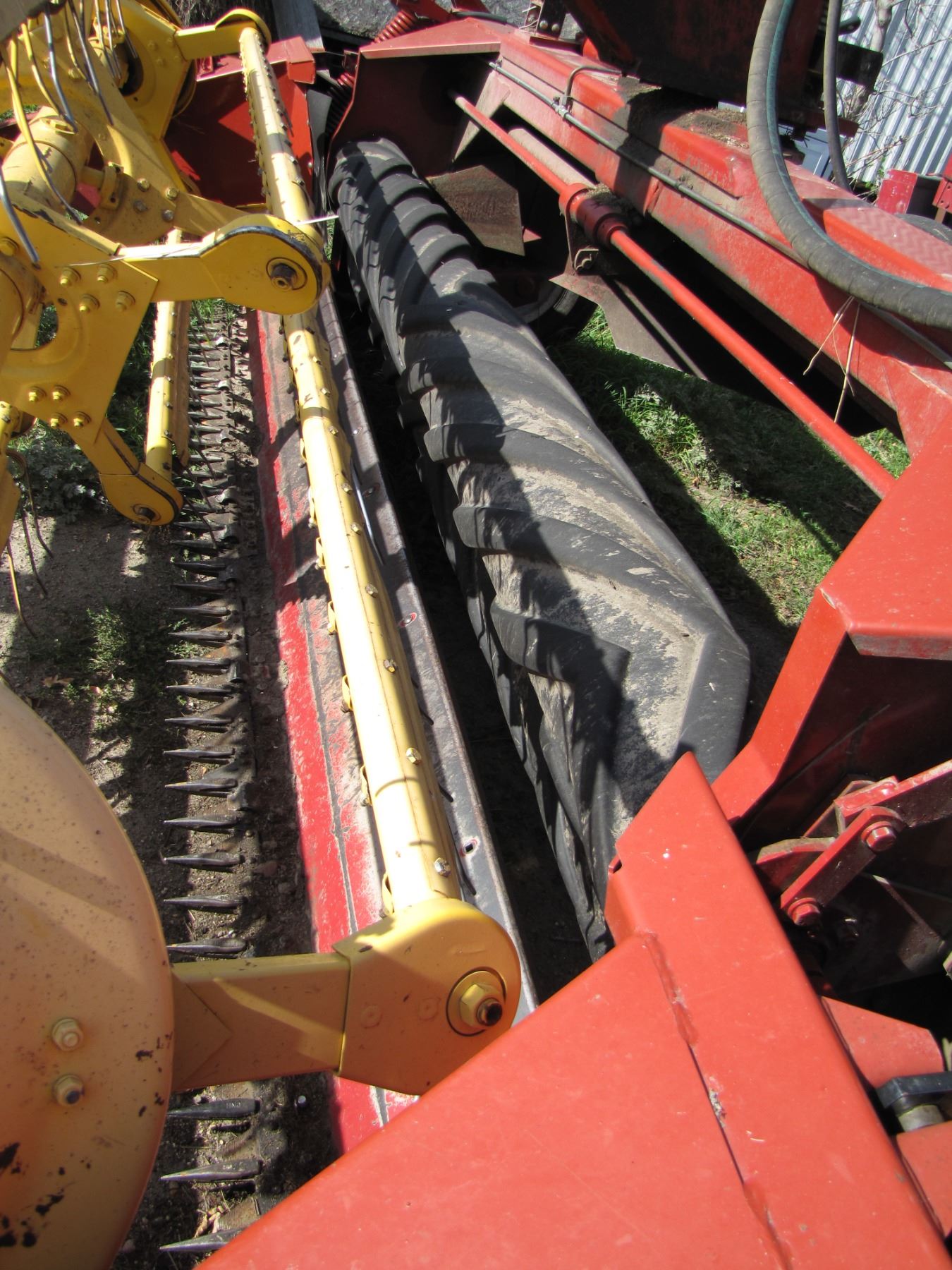 New Holland haybine 499; new knives; guards are 60; with spare parts
