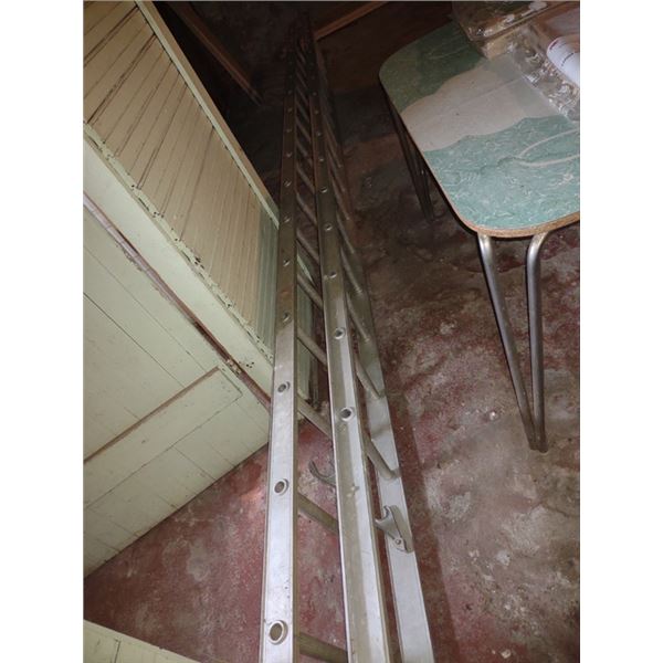 APPROX. 40 FT ALUMINUM EXTENSION LADDER