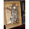 Image 5 : NEW HOME ANTIQUE SEWING MACHINE